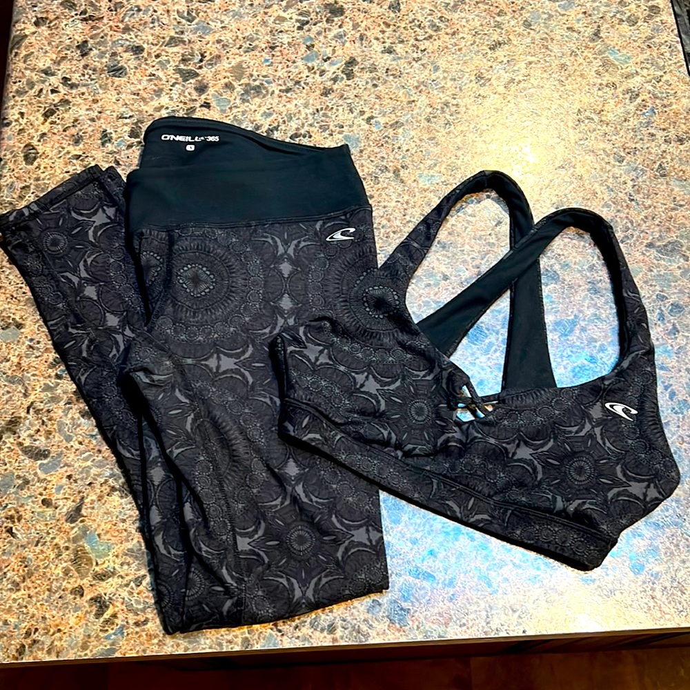 O’Neill 365 leggings and top size small